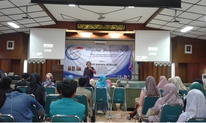 PERINGATI BULAN BAHASA, HIMAPRODI PBSI UNISMA GELAR WORKSHOP PENULISAN NOVEL