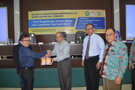 UNISMA JADI TUAN RUMAH KULIAH KESUSASTRAAN BANDINGAN XIX MASTERA