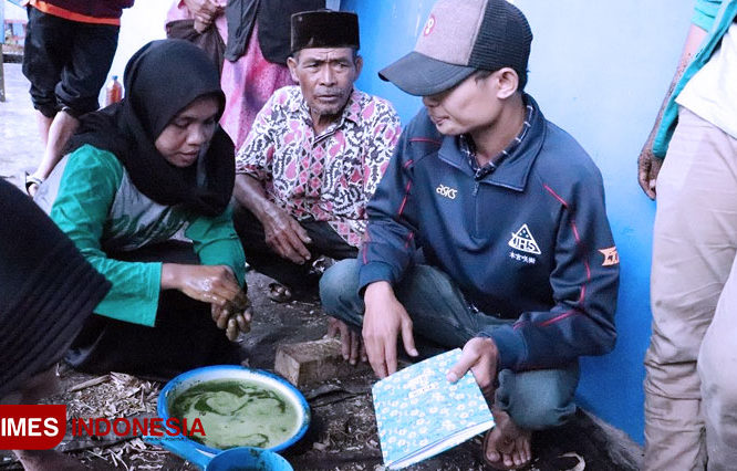 KKN Unisma Malang kelompok 22 Ajarkan Warga Bikin Pupuk Kompos dan Pestisida Organik