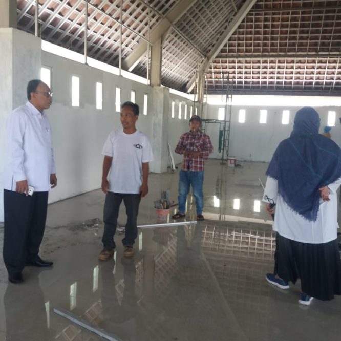 REKTOR MENINJAU PROGRES PEMBANGUNAN GEDUNG-GEDUNG DI UNISMA MALANG
