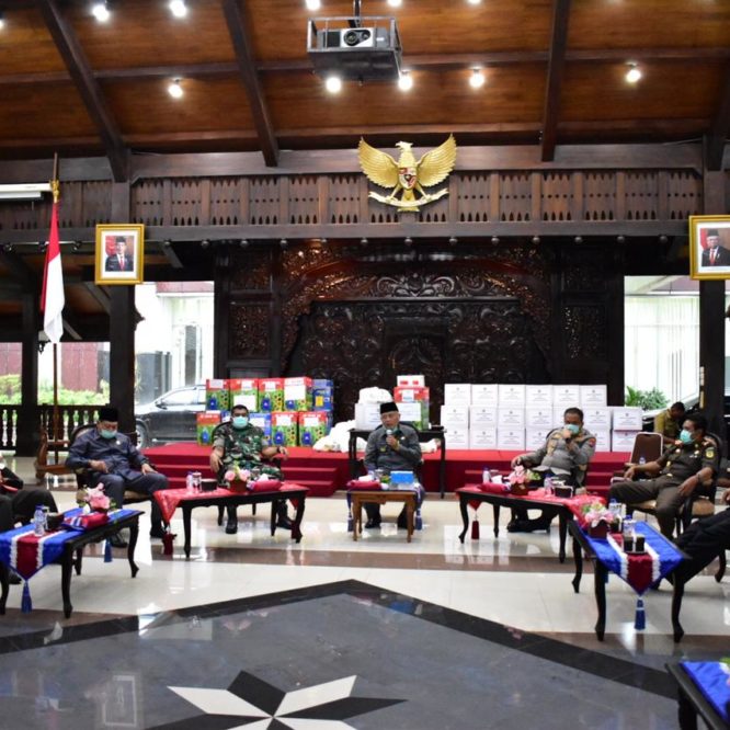 Unisma Malang Sumbang Sembako dan Hensanitezer, Peduli Covid-19