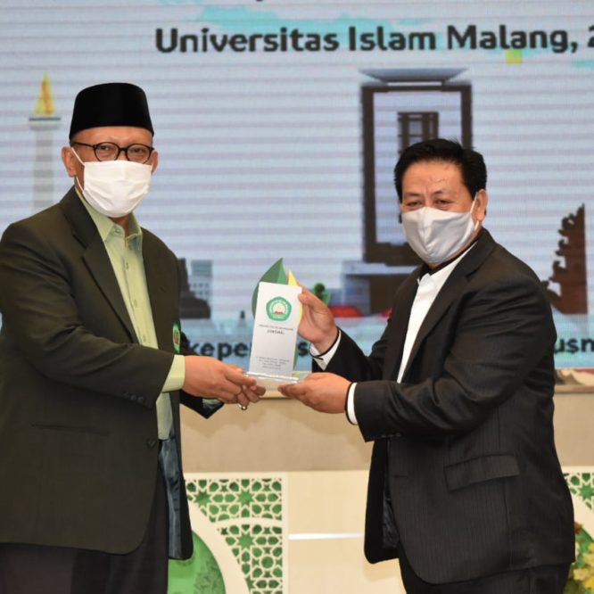 من أجل تحسين مستوي القراءة والكتابة لدى المجتمع، وقعت جامعة مالانج الإسلامية مذكرة التفاهم مع إدارة المكتبة الوطنية