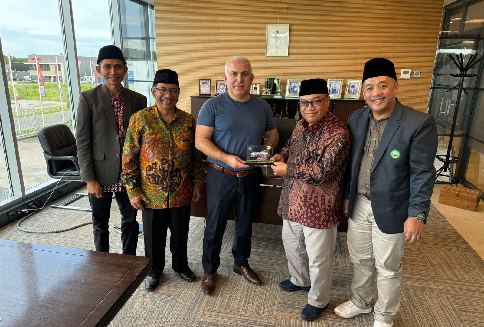 Rektor UNISMA Prof Junaidi Mistar saat bertemu Founder ILG Food Group Belanda